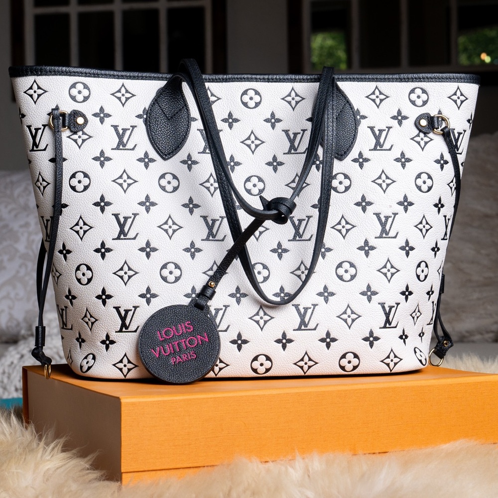 Spacious Neverfull MM Louis Vuitton Shoulder Bag